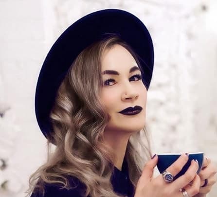 Amy de la Force portrait